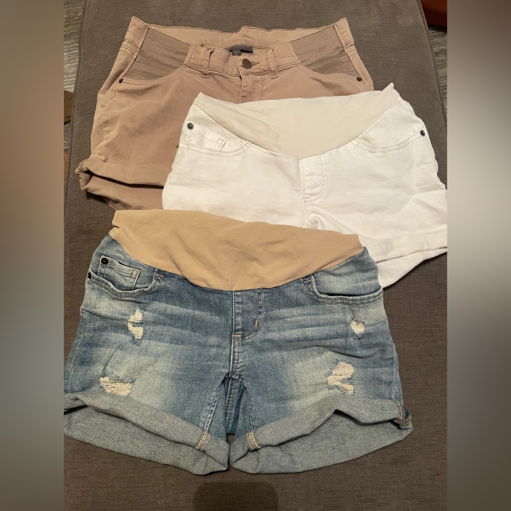 Lot of 3 pairs of A Pea in the Pod maternity shorts
